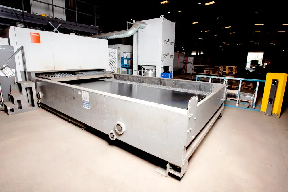6KW Laser cutting machine - steel loader 1