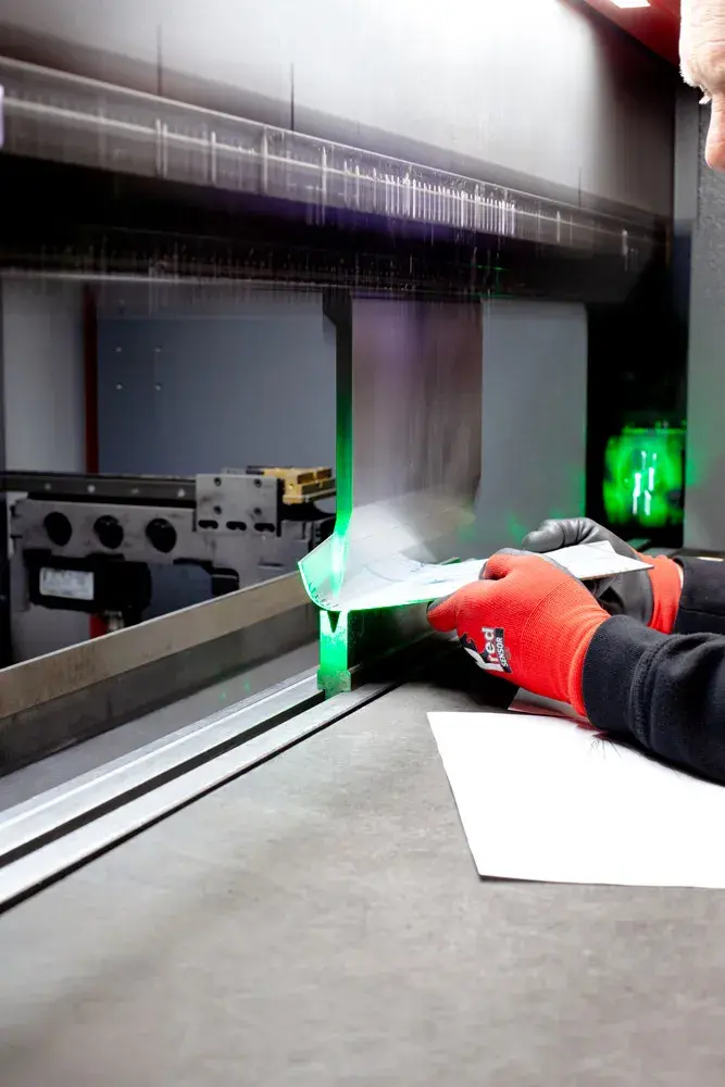 Highly detailed metal press braking - 1