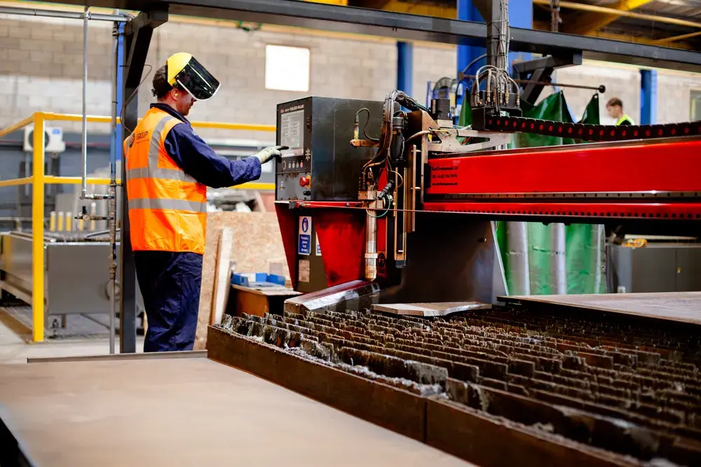 Plasma cutting machine setup with PP Group operator